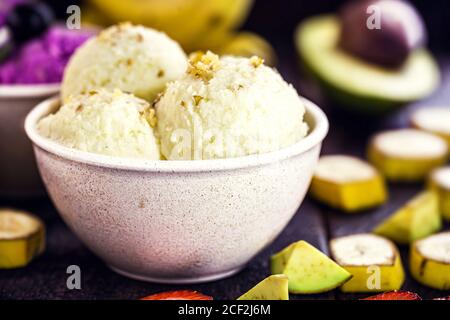 Natürliches Bananeneis, ohne Konservierungsstoffe, mit brasilianischen tropischen Früchten im Hintergrund, Gourmet-Eis Stockfoto