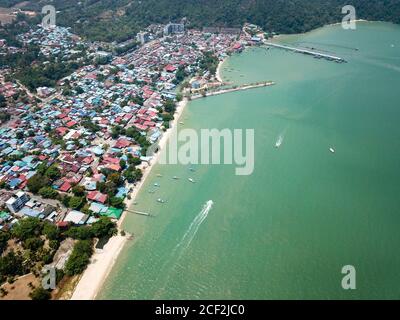 Luftaufnahme Teluk Bahang Fischerdorf, Pulau Pinang. Stockfoto
