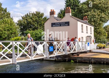 Besucher auf der Swing Bridge über den Gloucester und Sharpness Canal neben Junction Bridge House bei Saul Junction, Saul, Gloucestershire UK Stockfoto