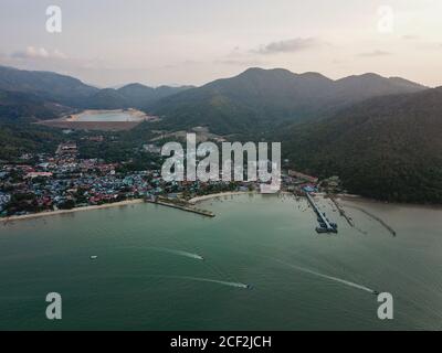 Luftbildboote mit Touristenabfahrt vom Steg Teluk Bahang,. Stockfoto