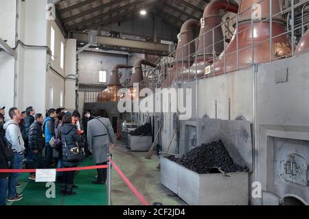 Pot Stills, angesehen von einer Gruppentour, Nikka Whisky Yoichi Distillery, nahe Otaru, Hokkaido, Japan 22. Februar 2019 Stockfoto