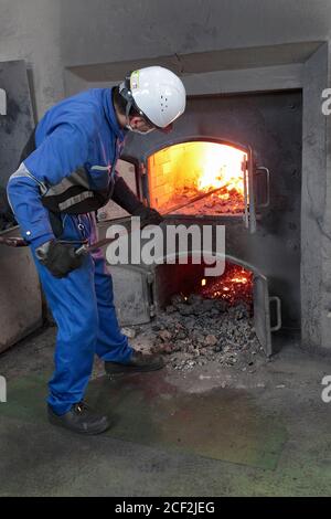 Stoking the Pot Stills, Nikka Whisky Yoichi Distillery, in der Nähe von Otaru, Hokkaido, Japan 22 Feb 2019 Stockfoto