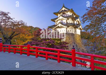 Hirosaki Schloss in Hirosaki, Japan im Herbst in der Dämmerung. Stockfoto