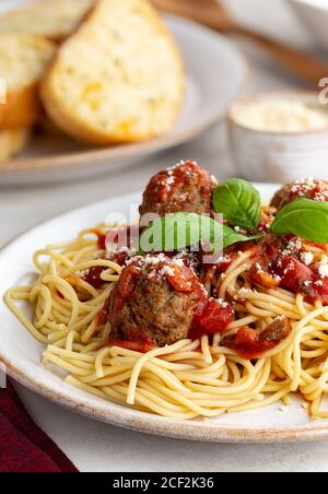 Spaghetti und Fleischbällchen mit Tomatensauce und Parmesankäse Ein Essteller Stockfoto