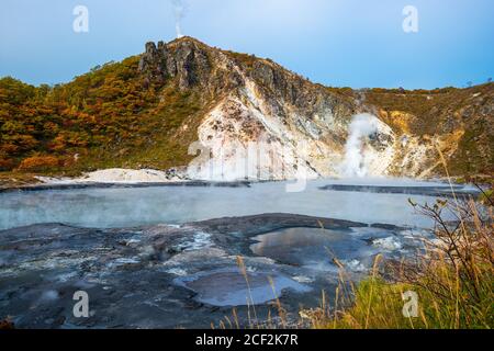 Mt. Hiyori erhebt sich über den Oyunuma See im Höllental, Noboribetsu, Hokkaido, Japan. Stockfoto