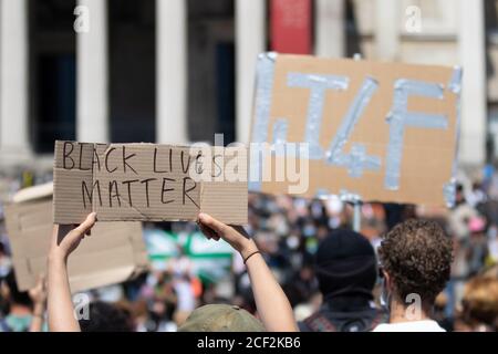 Demonstranten, die Schilder auf einem Protest gegen Black Lives Matter auf dem Trafalgar Square in London halten Stockfoto