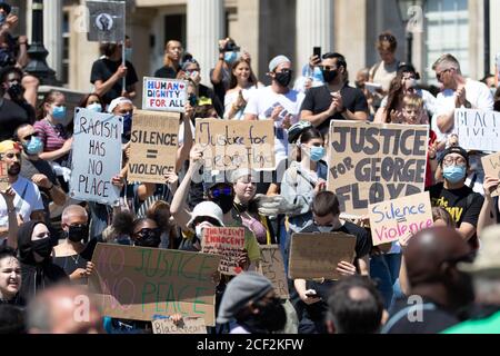 Eine große Menge von Black Lives Matter Protestierenden, die bei einem Protest auf dem Tafalgar Square in London Schilder halten Stockfoto