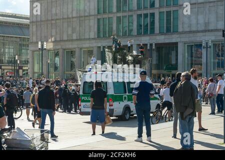 BERLIN, DEUTSCHLAND - 01. Mai 2020: BERLIN, DEUTSCHLAND 01. Mai 2020 friedliche Demonstration am 1. Mai in berlin deutschland am brandenburger Tor mit Polizei d Stockfoto