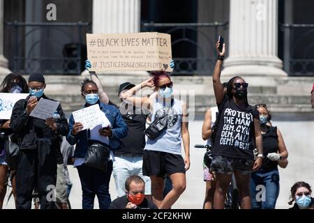 Eine Gruppe von Black Lives Matter Protestierenden bei einem Protest am Trafalgar Square in London Stockfoto