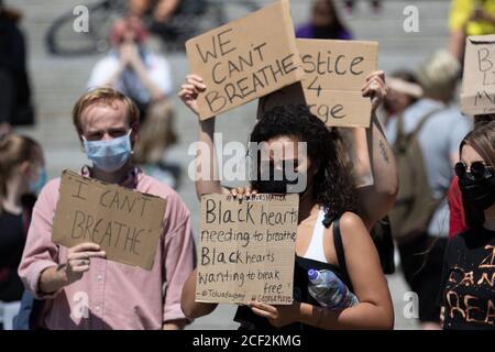 Black Lives Matter Demonstranten, die bei einem Protest auf dem Trafalgar Square in London Schilder halten Stockfoto
