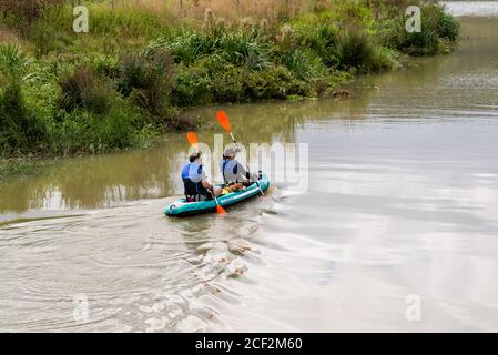 Tandem-Kanufahrten auf dem Fluss Arun bei Amberley im South Downs National Park, West Sussex, Großbritannien Stockfoto