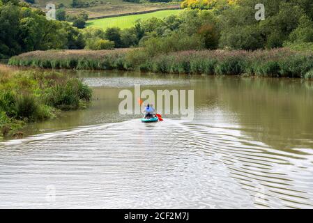 Tandem-Kanufahrten auf dem Fluss Arun bei Amberley im South Downs National Park, West Sussex, Großbritannien Stockfoto