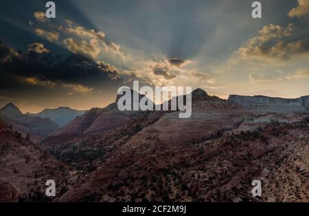 Zion Canyon National Park, Utah, USA Amphitheater vom Inspirationspunkt bei Sonnenaufgang, Stockfoto