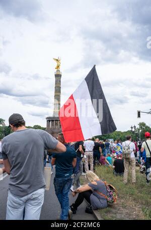 BERLIN, DEUTSCHLAND - 29. August 2020: BERLIN, DEUTSCHLAND 29. August 2020. Demo in Berlin mit der Polizei an der Siegessäule gegen die Corona Covid-19 regu Stockfoto