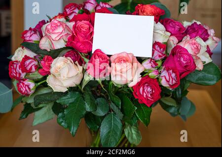 Bouquet von roten, rosa und gelben Rosen mit leerer Karte. Vorlage für Geburtstag, Hochzeit, Muttertag, valentinstag Karte. Stockfoto