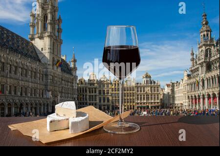 Ein Glas Rotwein mit Brie-Käse auf dem Grand Place (Grote Markt) in Brüssel, Belgien. Stockfoto