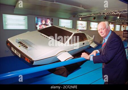 Lord Montagu von Beaulieu im Jahr 2003 bei der Ausstellung James Bond 007 im Beaulieu Motor Museum im New Forest UK. Stockfoto