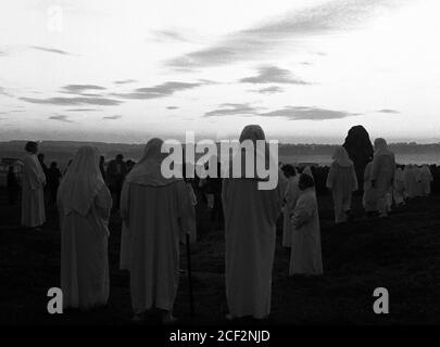 Moderne Druiden nehmen 1985 an der Sommersonnenwende in Stonehenge, Wiltshire, Großbritannien Teil. Stockfoto