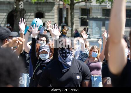 Black Lives Matter Demonstranten halten bei einem Protest am Trafalgar Square in London die Hände hoch Stockfoto