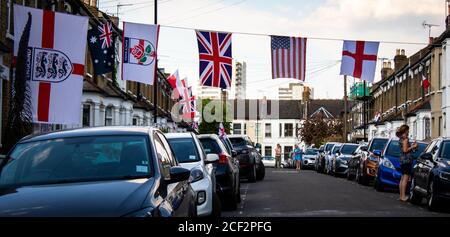 Eine Straße in Brentford fliegt Flaggen aus aller Welt - darunter England, USA, Australien und Polen - während des 75. Jahrestages des VE Day. Ma Stockfoto