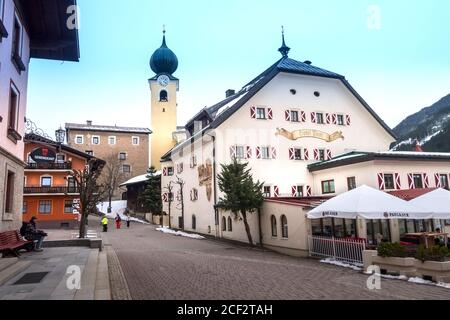 Saalbach, Österreich - 5. März 2020: Kirche im österreichischen Skigebiet und Straßenblick im Winter Stockfoto