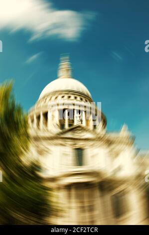 St Paul's Cathedral in London. Verschwommenes Foto mit selektivem Fokus auf die Statue. Stockfoto