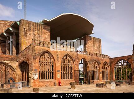 Großbritannien, England, Coventry, mittelalterliche Kathedralruinen und Basil Spence’s neue Kathedrale aus den 1960er Jahren Stockfoto