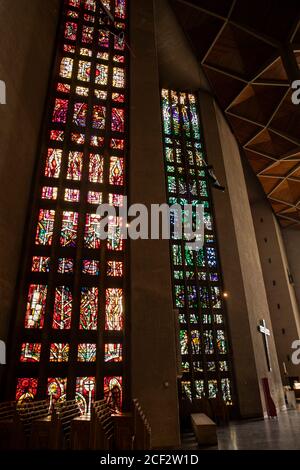 Großbritannien, England, Coventry, Kathedrale, Kirchenschiff, schmale Fenster von Lawrence Lee, Keith New und Geoffrey Clarke Stockfoto