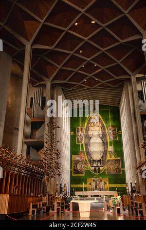 Großbritannien, England, Coventry, Kathedrale, Kirchenschiff, Graham Sutherlands Tapisserie ‘Christ in Glory in the Tetramorph’ Stockfoto