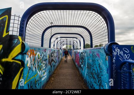 London/UK - 08/1/20 - EIN Mann, der durch einen Tunnel läuft Brücke in Leyton Stockfoto