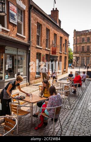 Großbritannien, England, Coventry, Hay Lane, Café gegenüber Häusern aus dem 16. Jahrhundert mit Ziegelfassaden aus dem 19. Jahrhundert Stockfoto