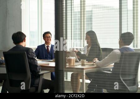 Eine Gruppe asiatischer Führungskräfte trifft sich im Konferenzraum Büro Stockfoto