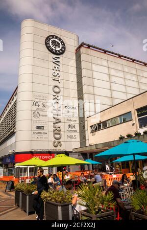 Großbritannien, England, Coventry, Abendessen im Café außerhalb des West Orchards Shopping Centre Stockfoto