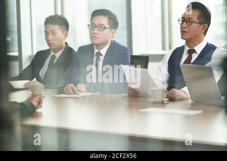 Eine gläserne Aufnahme eines Teams von HR-Führungskräften, das einen durchführt Interview im Konferenzraum des Unternehmens Stockfoto