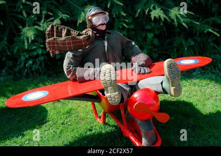 Eine Ausstellung beim Scarecrow Festival, das jährlich im Dorf Wray in der Nähe von Lancaster, Großbritannien, stattfindet. Einer der Red Barrows Display-Teams. Stockfoto