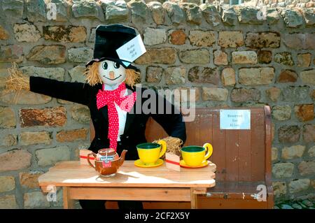 Eine Ausstellung beim Scarecrow Festival, das jährlich im Dorf Wray in der Nähe von Lancaster, Großbritannien, stattfindet. Der verrückte Hutmacher aus Alice im Wunderland. Stockfoto