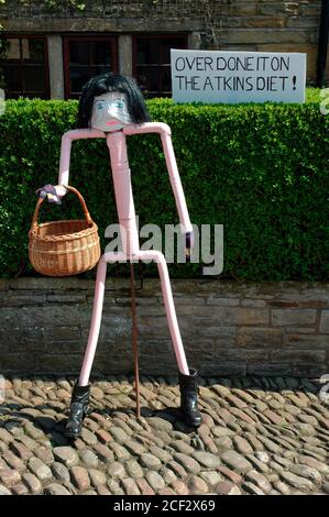 Eine Ausstellung beim Scarecrow Festival, das jährlich im Dorf Wray in der Nähe von Lancaster, Großbritannien, stattfindet. Übertrieben es auf der Atkins-Diät Stockfoto