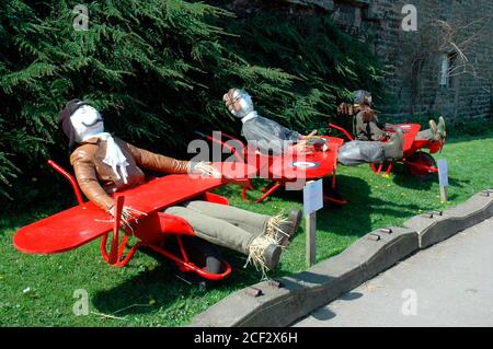 Eine Ausstellung beim Scarecrow Festival, das jährlich im Dorf Wray in der Nähe von Lancaster, Großbritannien, stattfindet. Einer der Red Barrows Display-Teams. Stockfoto