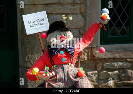 Eine Ausstellung beim Scarecrow Festival, das jährlich im Dorf Wray in der Nähe von Lancaster, Großbritannien, stattfindet. Herumclowning. Stockfoto