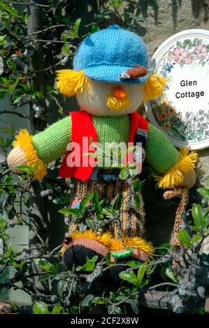 Eine Ausstellung beim Scarecrow Festival, das jährlich im Dorf Wray in der Nähe von Lancaster, Großbritannien, stattfindet. Gestrickte Miniatur-Vogelscheuche. Stockfoto