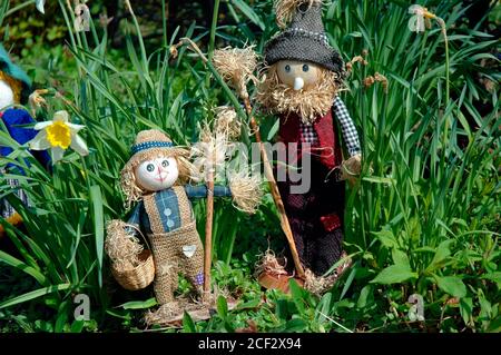 Eine Ausstellung beim Scarecrow Festival, das jährlich im Dorf Wray in der Nähe von Lancaster, Großbritannien, stattfindet. Miniatur-Vogelscheuchen Stockfoto