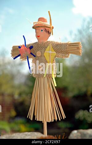 Eine Ausstellung beim Scarecrow Festival, das jährlich im Dorf Wray in der Nähe von Lancaster, Großbritannien, stattfindet. Miniatur-Vogelscheuche. Stockfoto