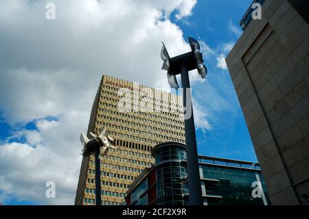 Der Arndale Centre Tower und die 'Windmill' Skulpturen des Manchester Institute for Research & Innovation in Art & Design (MIRIAD). Manchester, Großbritannien Stockfoto