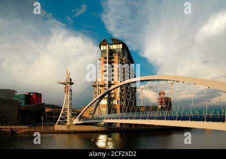 Die Fußgängerbrücke Millennium (Lowry) und Imperial Point Wohnung zu blockieren, Salford Quays, Manchester, UK Stockfoto