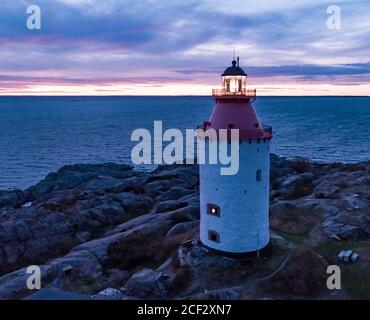 Landsort ist der Name eines Leuchtturms auf der Insel Öja. Das kleine Dorf ist eines der beliebtesten Reiseziele in Stockholms Schärengarten. Stockfoto