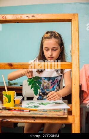 Eine Serie von Fotografien aus dem Unterricht an einer Kunstschule. Kunstschule, Zeichenunterricht Stockfoto