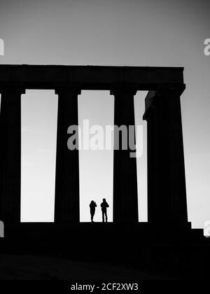 Silhouette von zwei Jugendlichen, National Monument of Scotland, Edinburgh, Schottland, Großbritannien, GB. Stockfoto