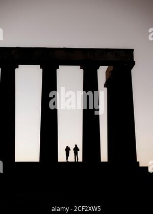 Silhouette von zwei Jugendlichen, National Monument of Scotland, Edinburgh, Schottland, Großbritannien, GB. Stockfoto