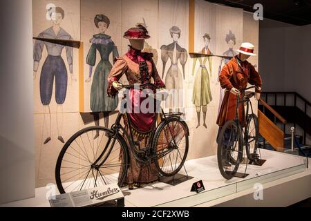 Großbritannien, England, Coventry, Transport Museum, 1898 Rover und 1897 Humber Fahrräder Stockfoto