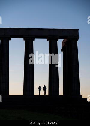 Silhouette von zwei Jugendlichen, National Monument of Scotland, Edinburgh, Schottland, Großbritannien, GB. Stockfoto